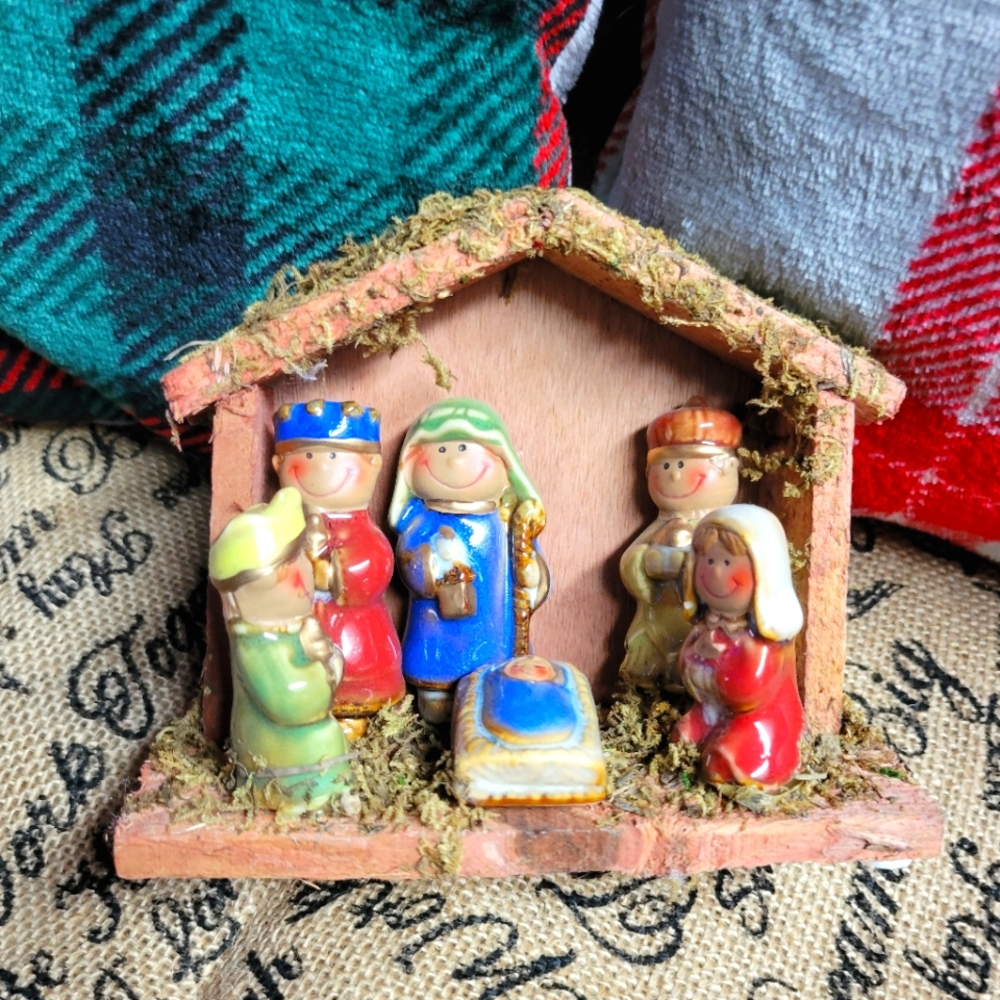 Vintage small ceramic nativity scene in wood stable 5.5 ×4.5 ×2.5